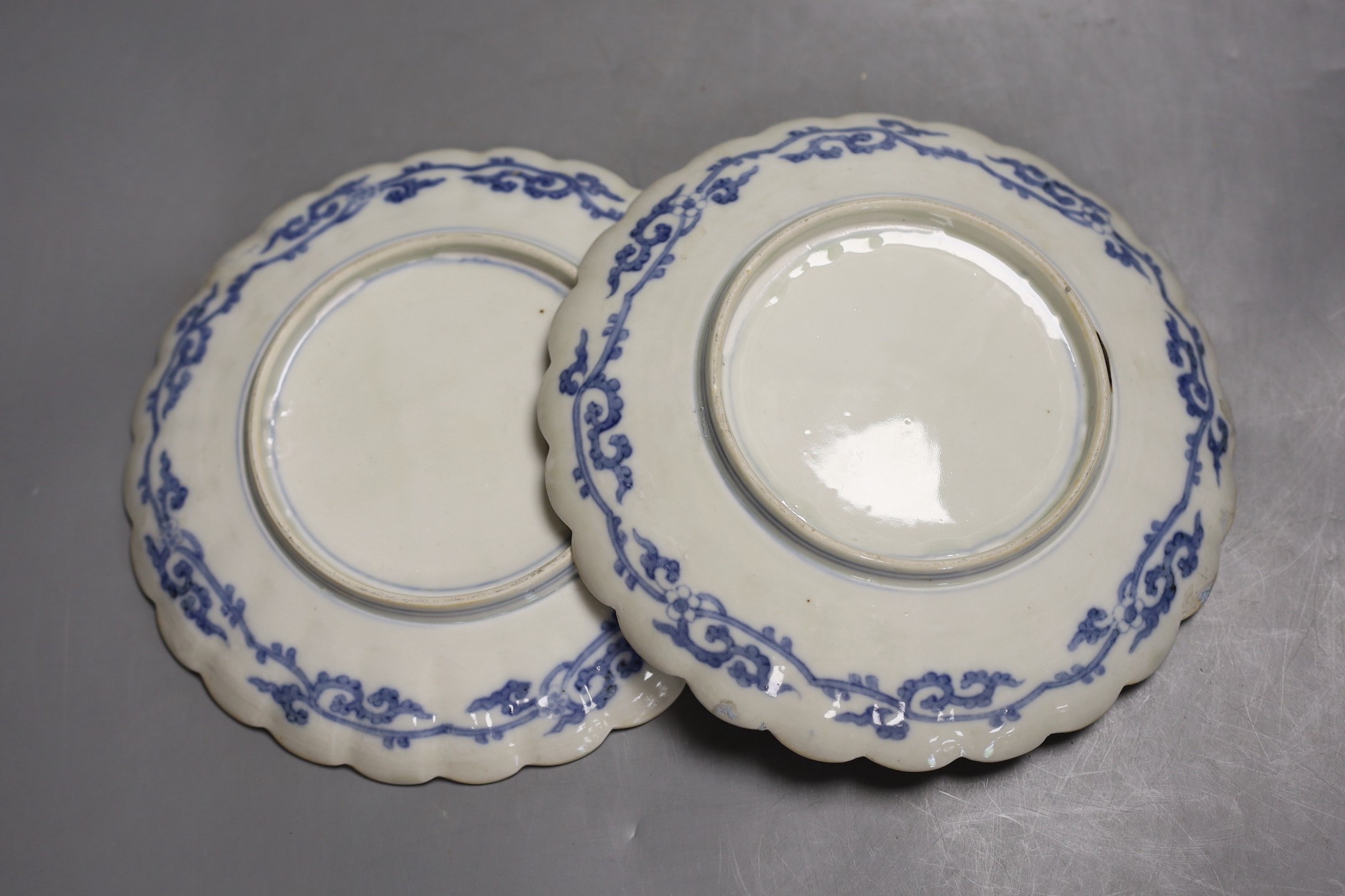 A pair of Japanese Imari dishes, Meiji period - 21.5cm diameter
